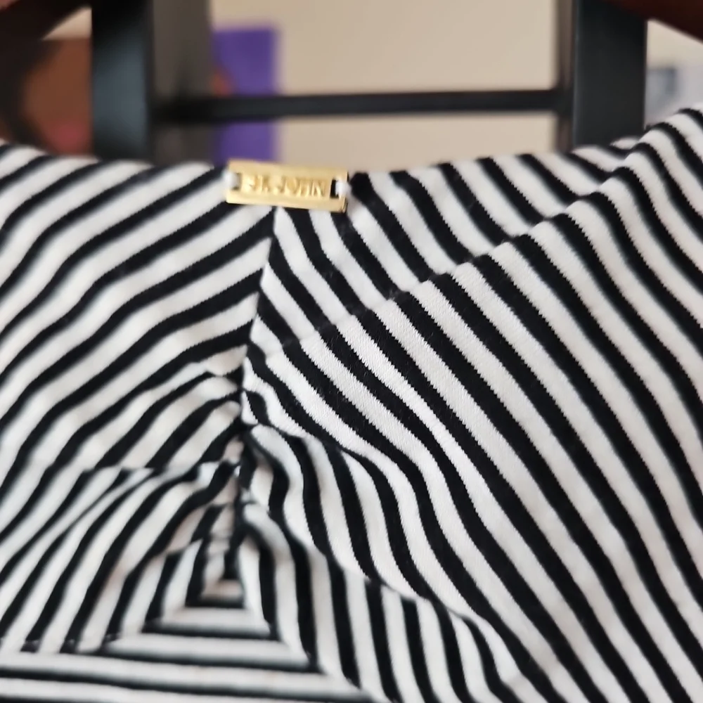 ST JOHN Women's Ruffle V Neck Sleeveless Striped Black White Stretch Top Size M - Picture 8 of 10